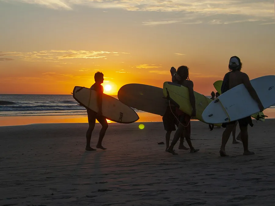 Cours de surf en groupe sur la plage, école Line Up, Côte Landaise.
