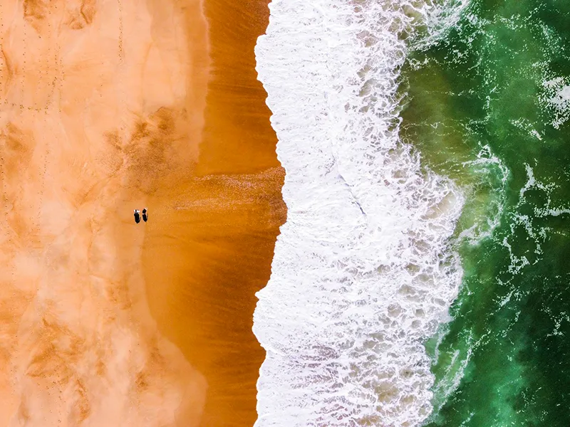 Vue aérienne de la plage et de l'océan, vagues vertes et sable doré, Côte Landaise.
